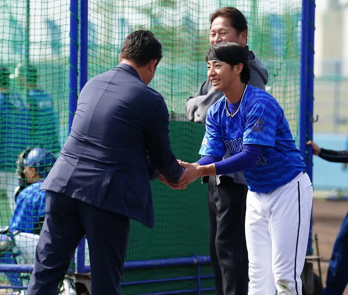 松坂大輔氏がDeNAキャンプを訪問　横浜高の後輩のドラ1・度会と「再会」　笑顔で言葉を交わす