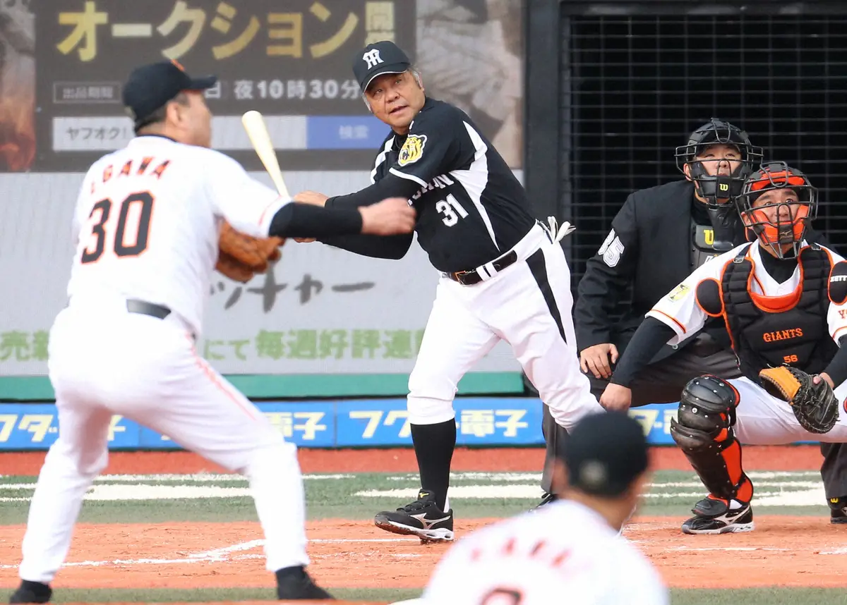 2014年11月の巨人・阪神OB戦で“名勝負”を再現した掛布氏と江川氏
