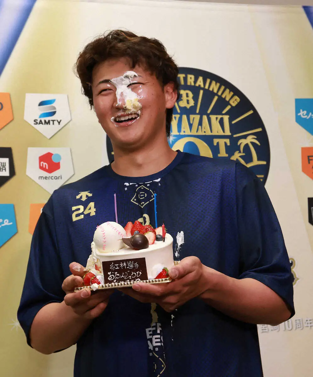 オリックス・紅林が22歳の誕生日に強烈なお祝い　梵コーチが顔面にケーキお見舞いし「目まできた…」
