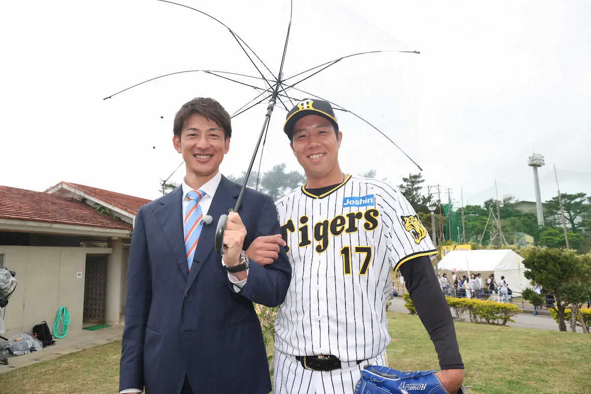 能見氏（左）と腕を組み、相合い傘をする阪神・青柳（撮影・須田　麻祐子）
