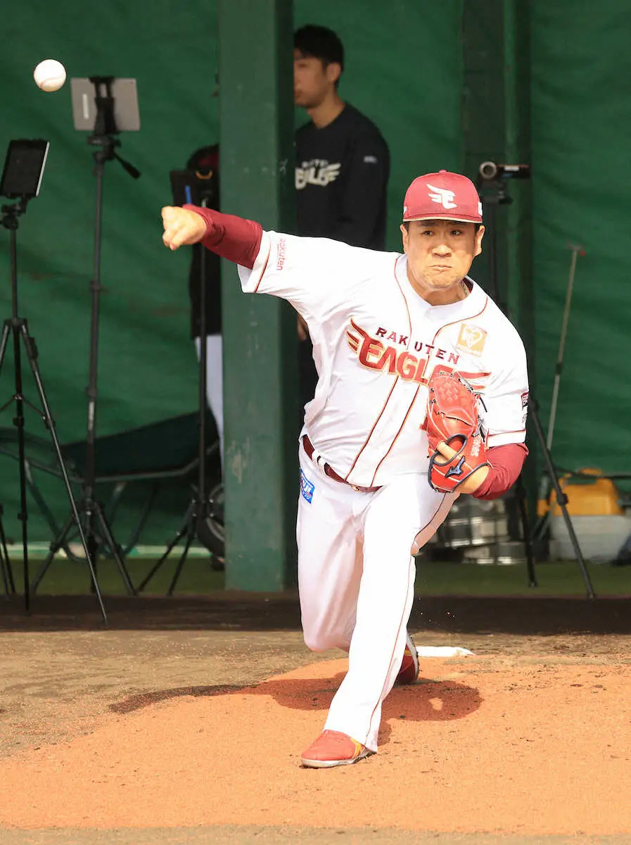 昨年10月に右肘クリーニング手術の楽天・田中将が術後初めて捕手を座らせて投球