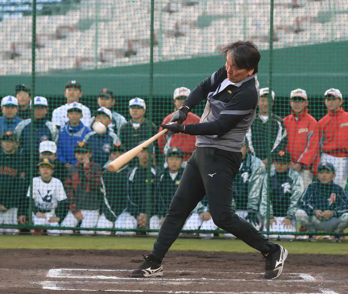巨人・松井秀喜臨時コーチ　野球教室で子供たちの前で快音連発も柵越えならず「だから…」