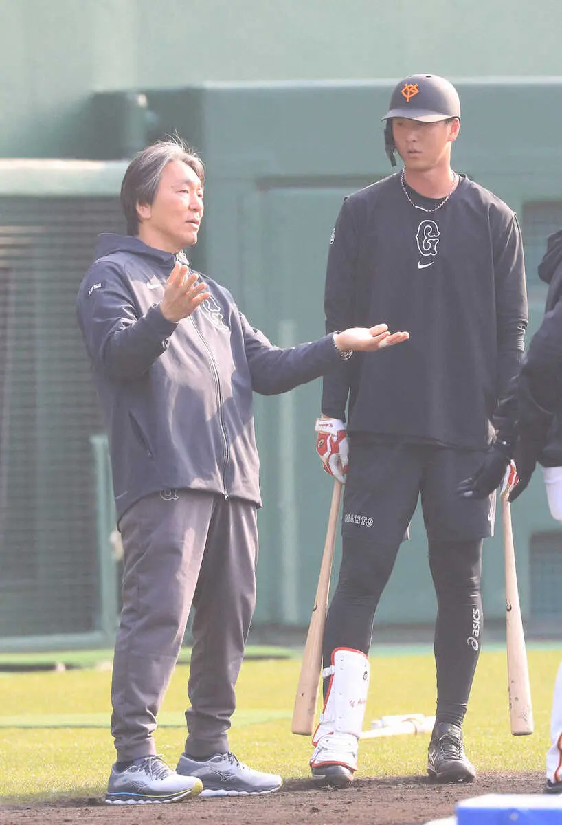 紅白戦で2安打の巨人・秋広に松井臨時コーチ「どう取り組んでいくかは彼次第」