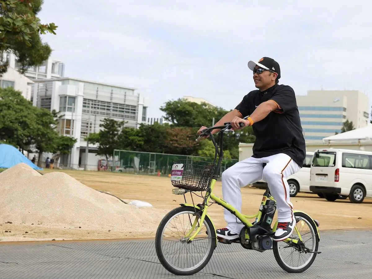 公園内を自転車で移動する阿部監督（撮影・藤山　由理）