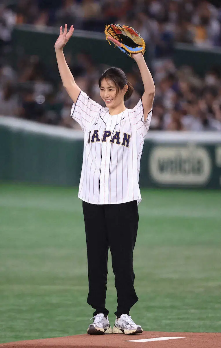 2023年11月、アジアプロ野球チャンピオンシップの日本―韓国の始球式を行った井川遥