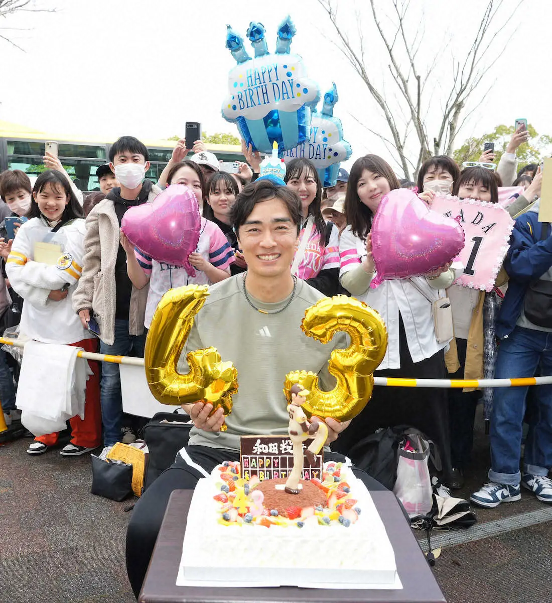 【キャンプ隠しマイク】ソフトB・和田に誕生日ケーキ　倉野投手コーチ「2月生まれになれば良かった…」