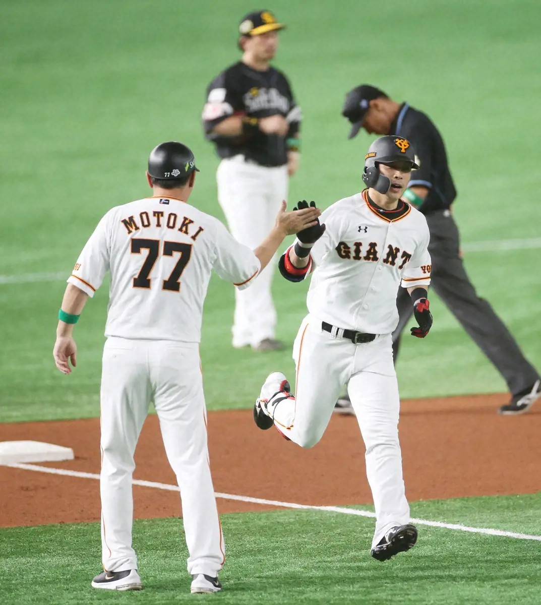 2019年の日本シリーズ第3戦、先頭打者本塁打を放った亀井を出迎える元木コーチ