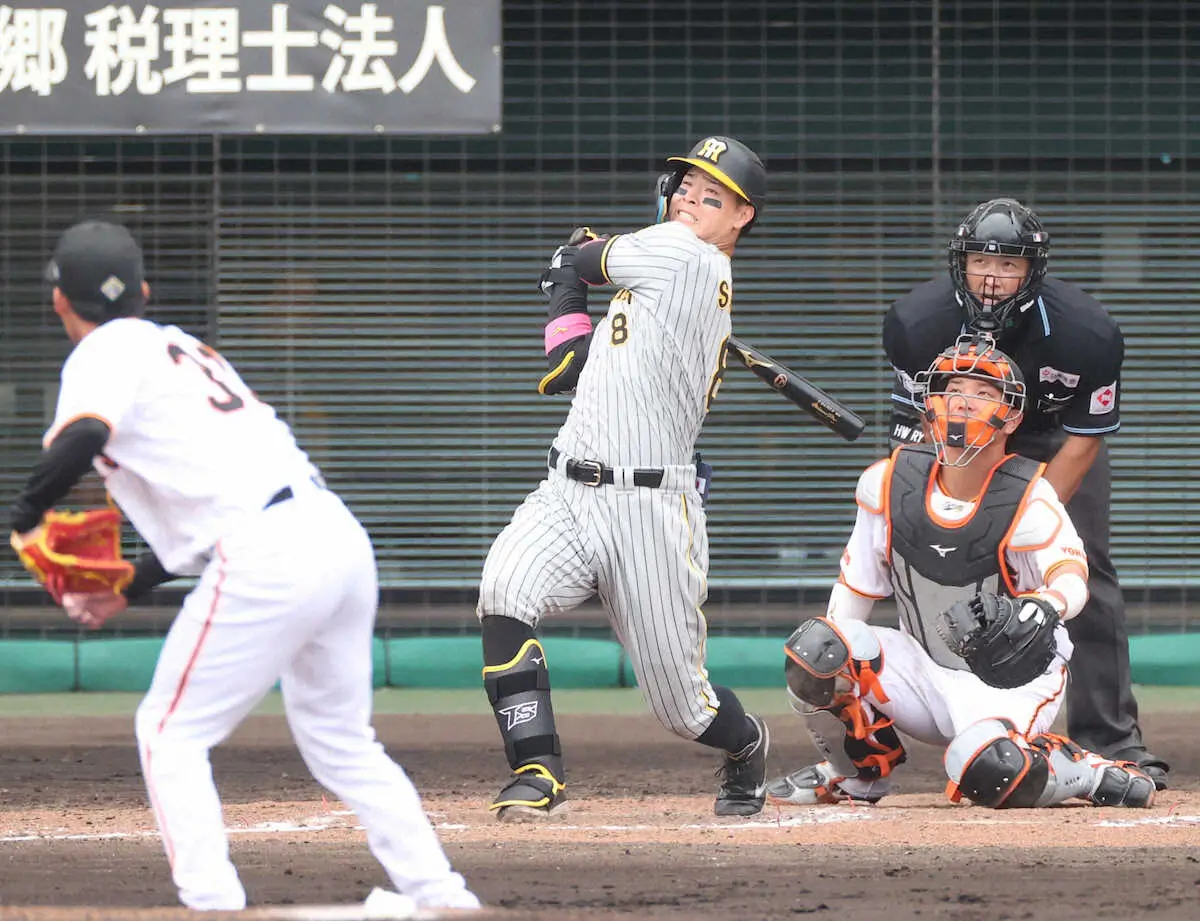 23日の巨人戦3回2死二塁、佐藤輝は右越えに2点本塁打を放つ。投手赤星（撮影・北條　貴史）