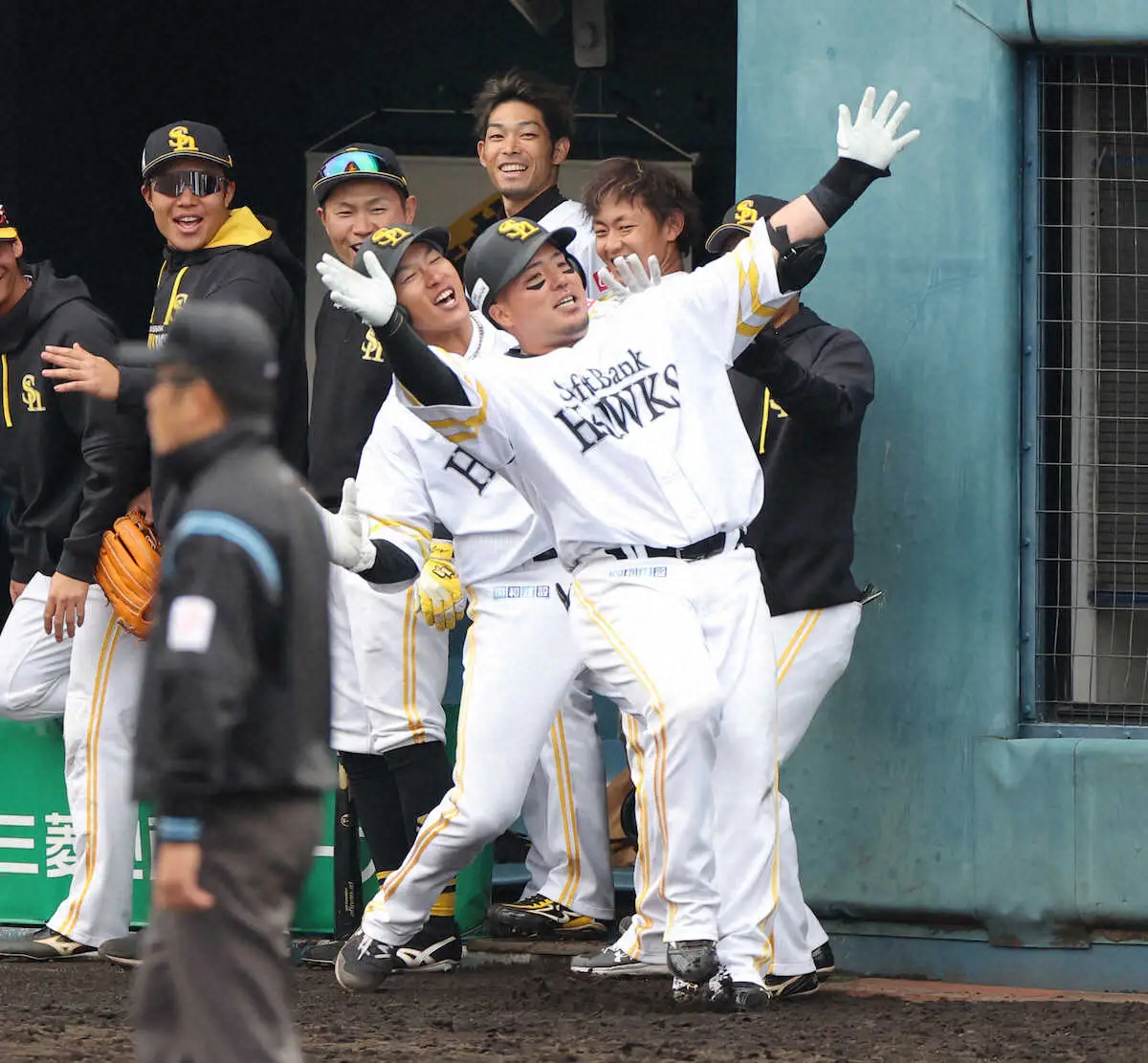 ソフトB・山川　移籍1号“初どすこい”！小久保監督“初陣”飾った「勝つために本塁打、打点挙げる」