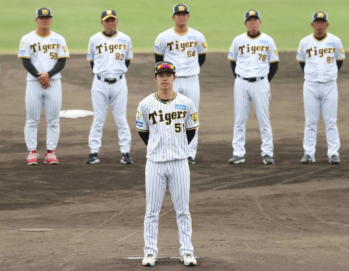 阪神1軍キャンプが打ち上げ　選手会長・中野が手締めあいさつ「目標はただ一つ、連覇です」