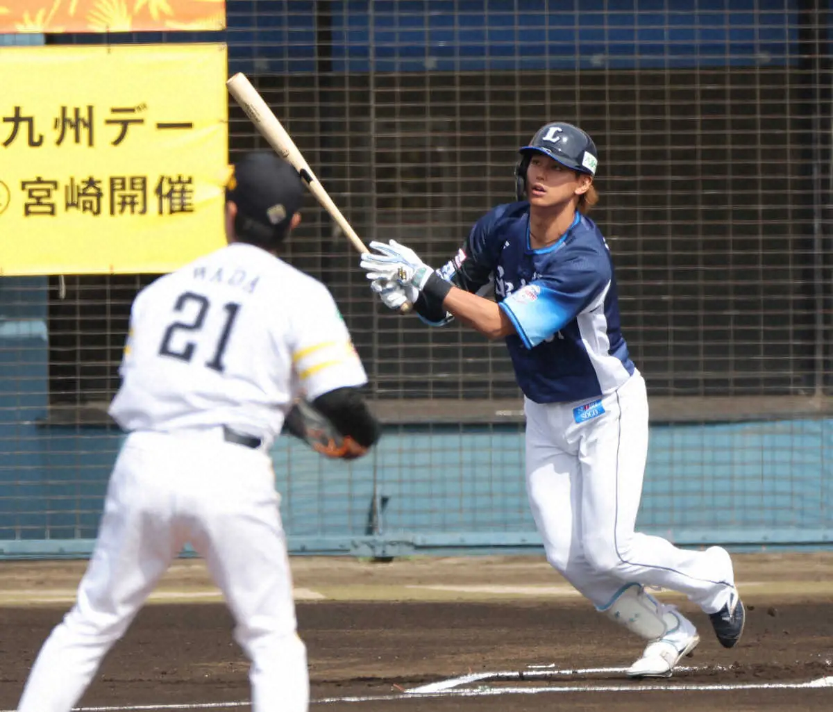 ＜ソ・西＞初回、先頭打者本塁打を放つ西川。投手・和田（撮影・岡田　丈靖）