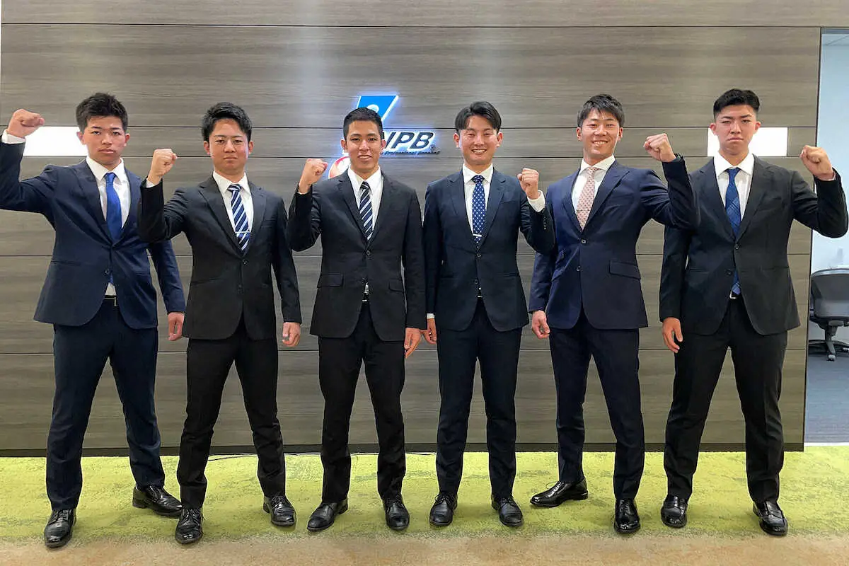 （左から）湊、松尾、瑞慶覧、奈良間、松浦、京極研修審判員（日本野球機構提供）