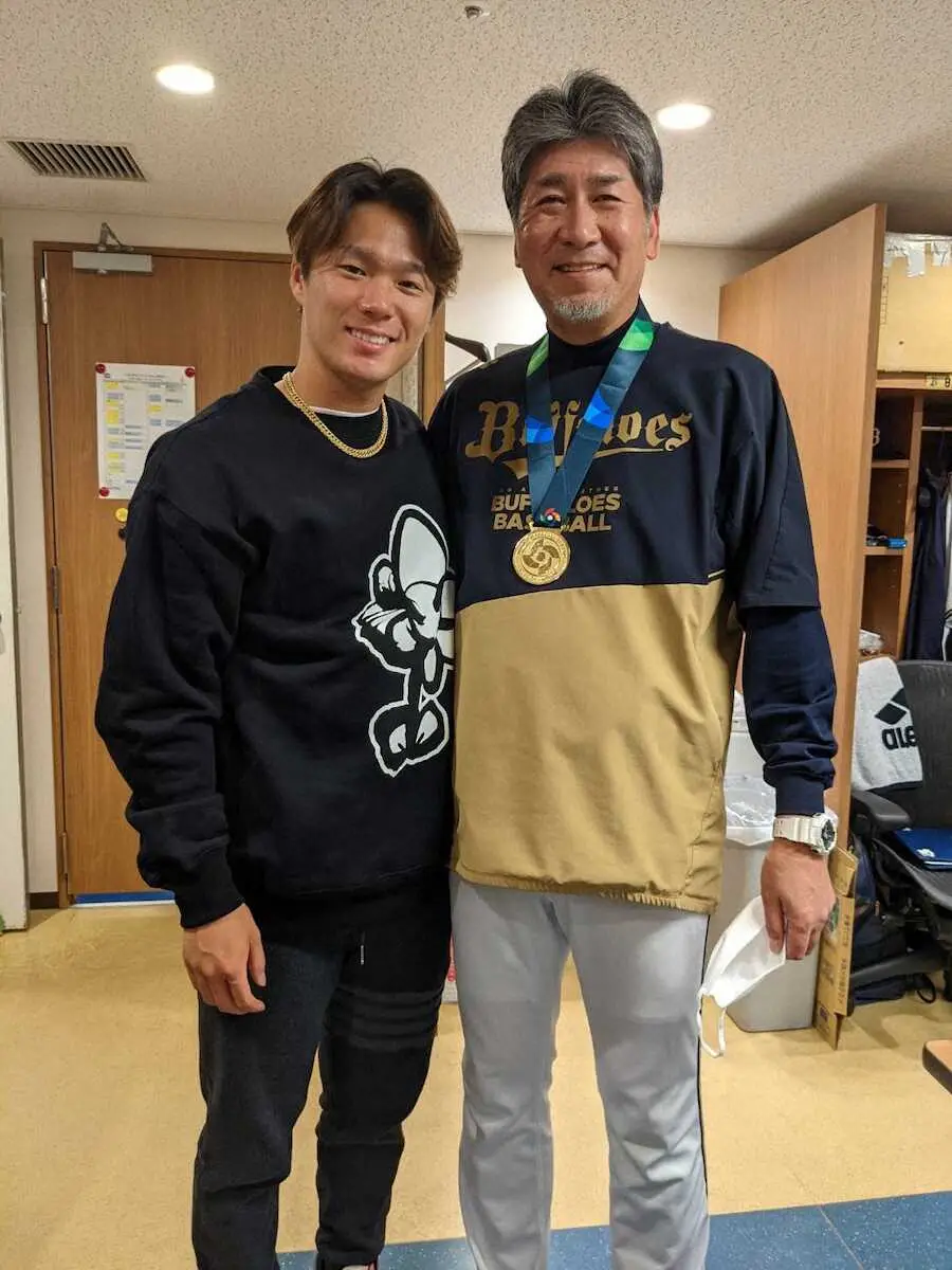 山本（左）からWBC優勝メダルをかけてもらう高山郁夫氏