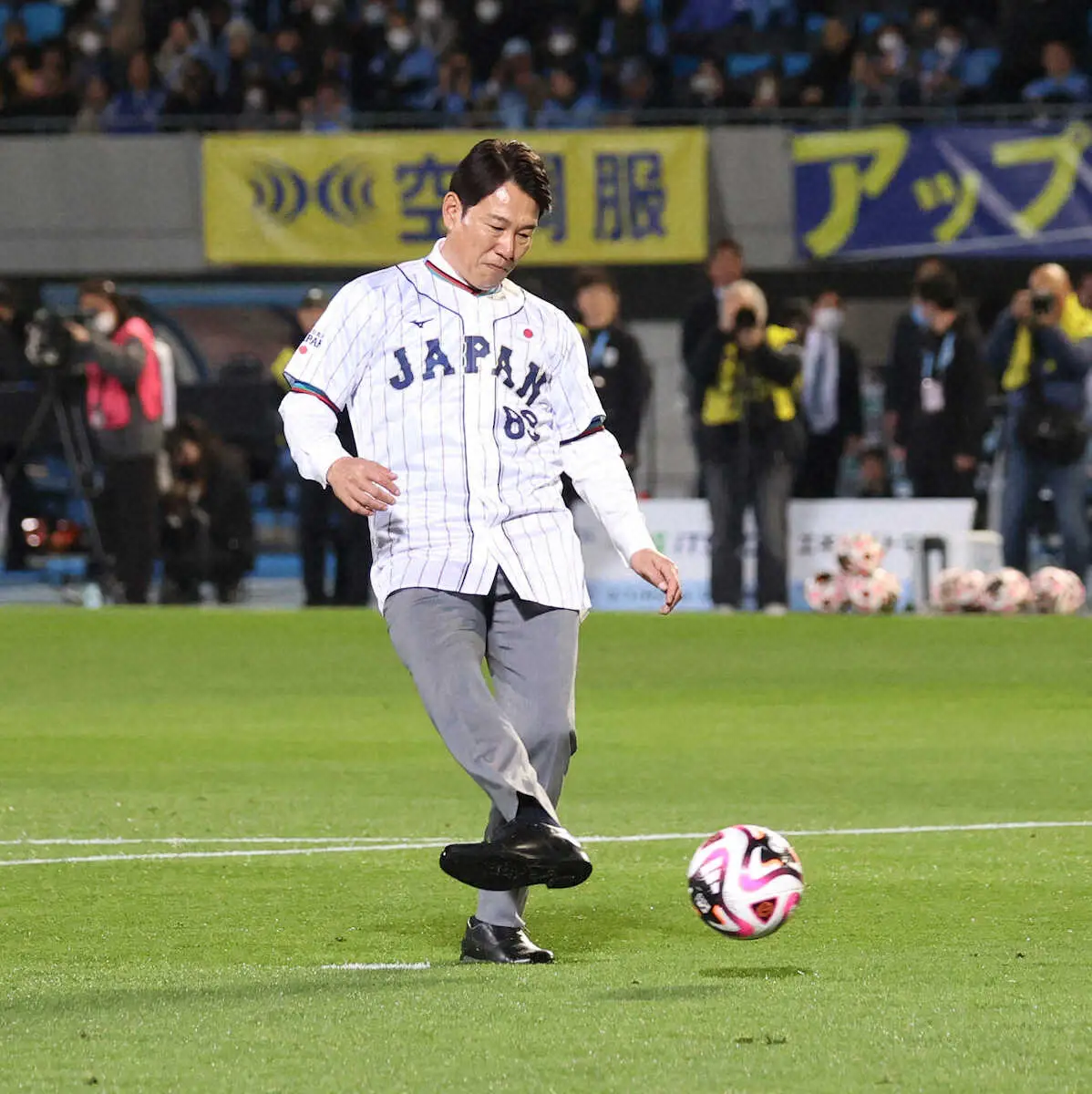 侍ジャパン井端監督　J1川崎Fで始球式「野球より緊張した」　サポーターが「似顔絵」横断幕も用意