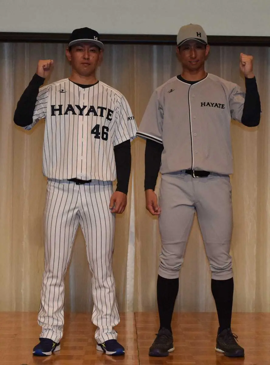 くふうハヤテのホームユニホーム姿の田中投手（左）とビジターユニホームを着用した福田外野手（右）