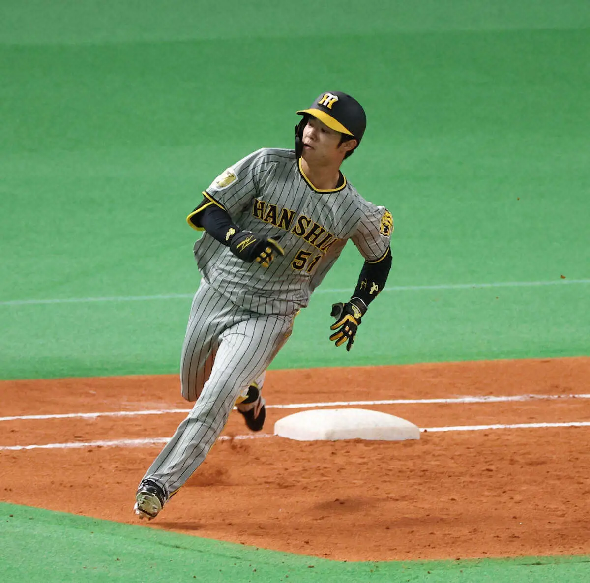 阪神の選手会長・中野が3回に逆転二塁打