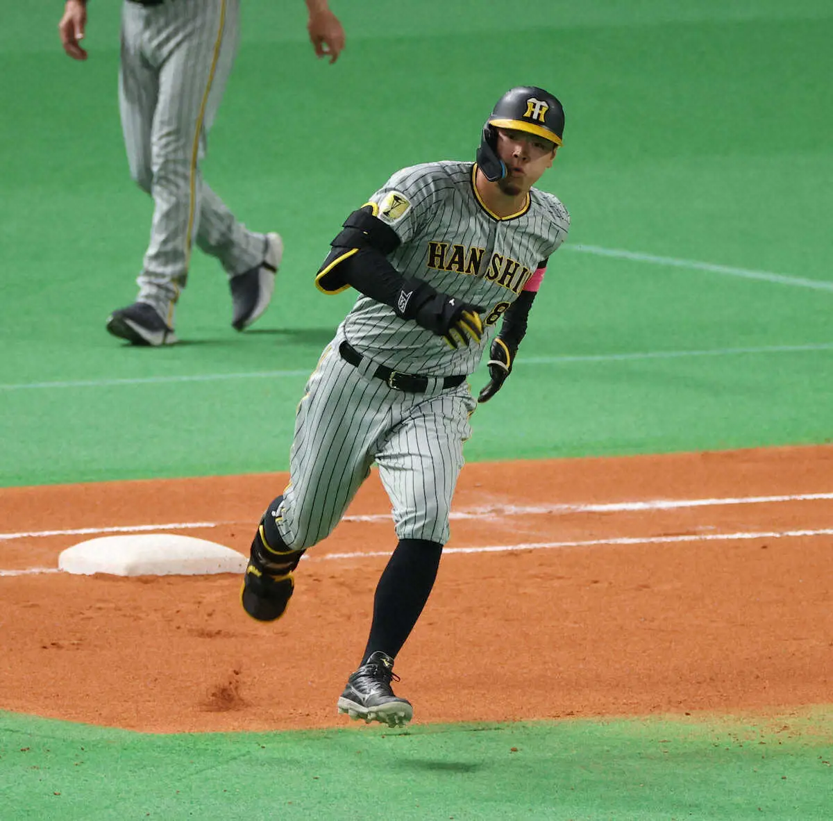 阪神　「好調」佐藤輝のバットが止まらない　あとひと伸びでバックスクリーン弾の二塁打放つ