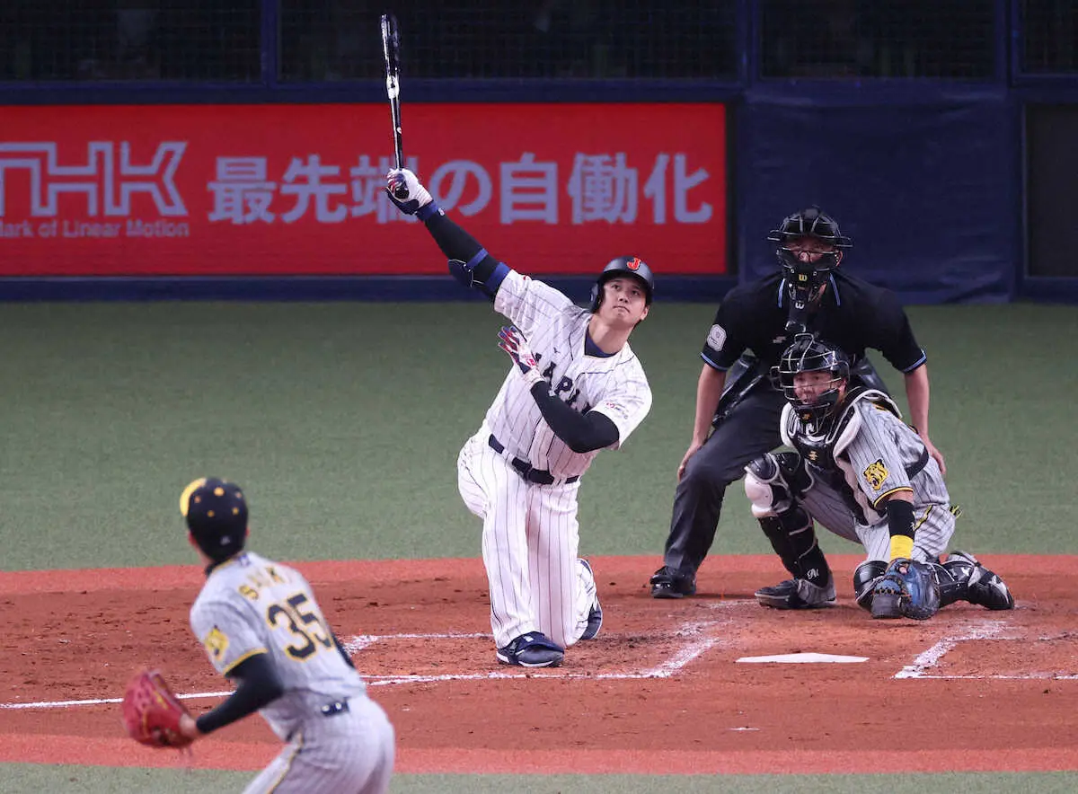 昨年3月の阪神との強化試合の3回2死一、二塁、大谷は3点本塁打を放つ（撮影・平嶋　理子）