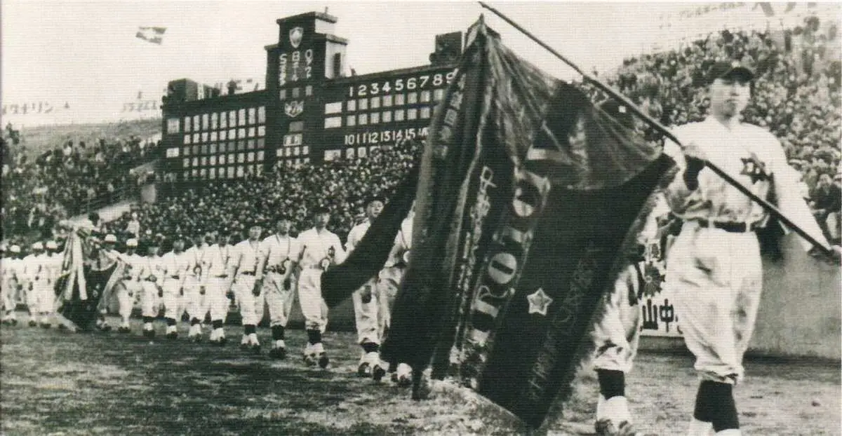 梅田主将（右）が持つ優勝旗を先頭に場内一周する北野の選手たち＝『北野高等学校野球部年史』より＝