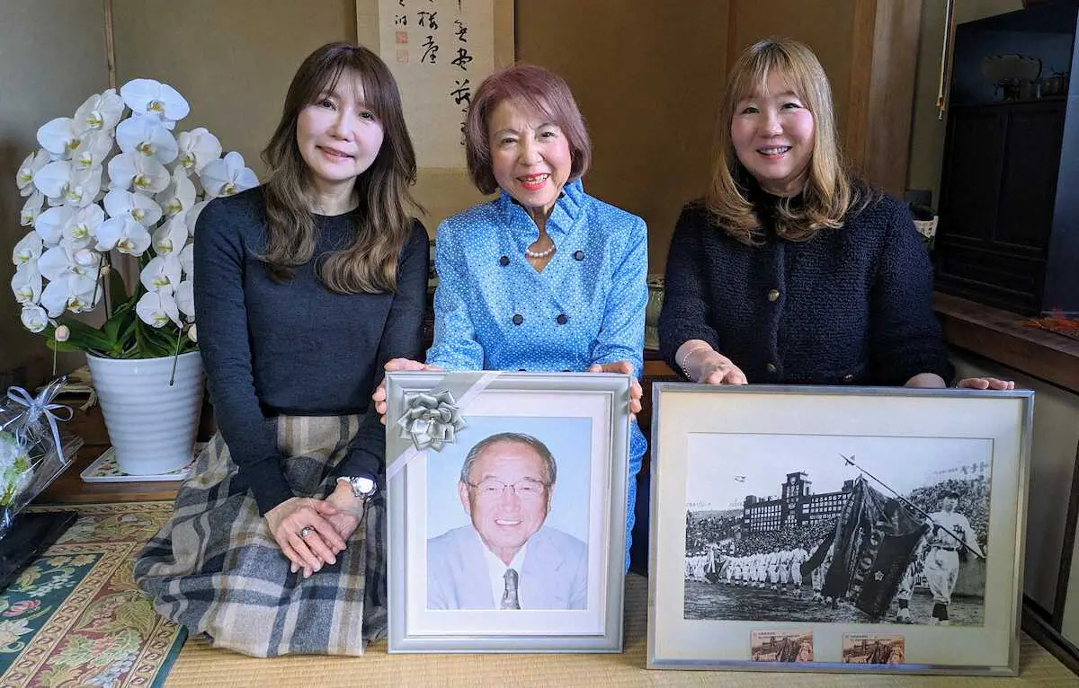梅田明さんの遺影を前にした（右から）長女・井村祐子さん、妻・寛子さん、次女・中川彰子さん