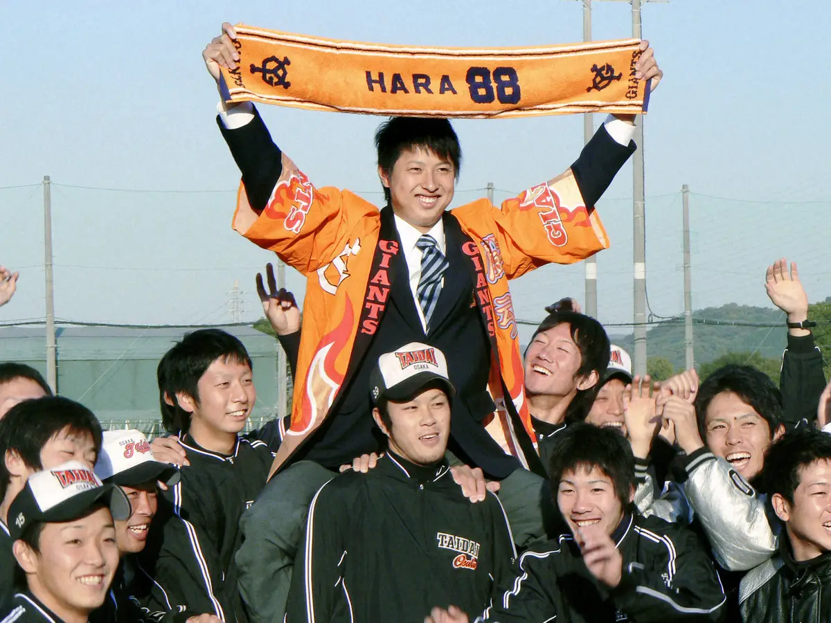 07年の大学・社会人ドラフトで巨人に１巡目で指名され、チームメートから祝福される大体大の村田透投手（中央上）