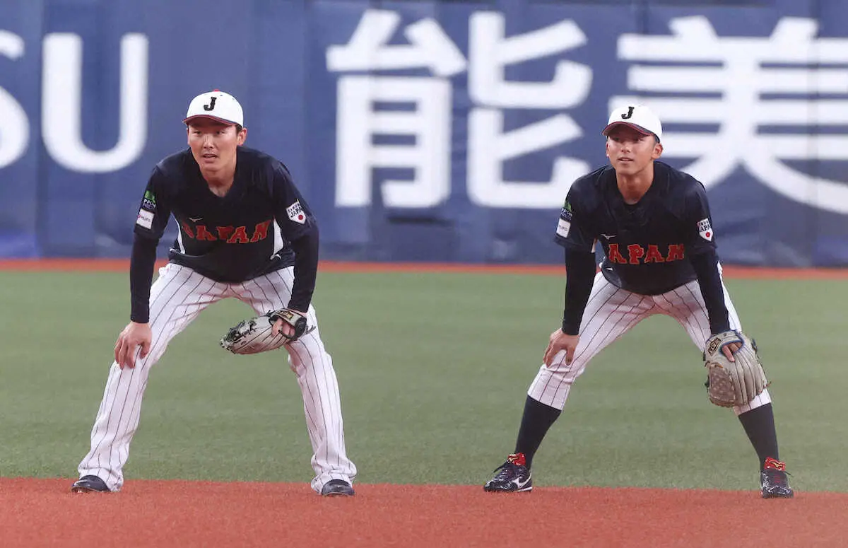 ＜日本代表・欧州代表＞試合前練習をする（左から）源田、宗山（撮影・平嶋　理子）