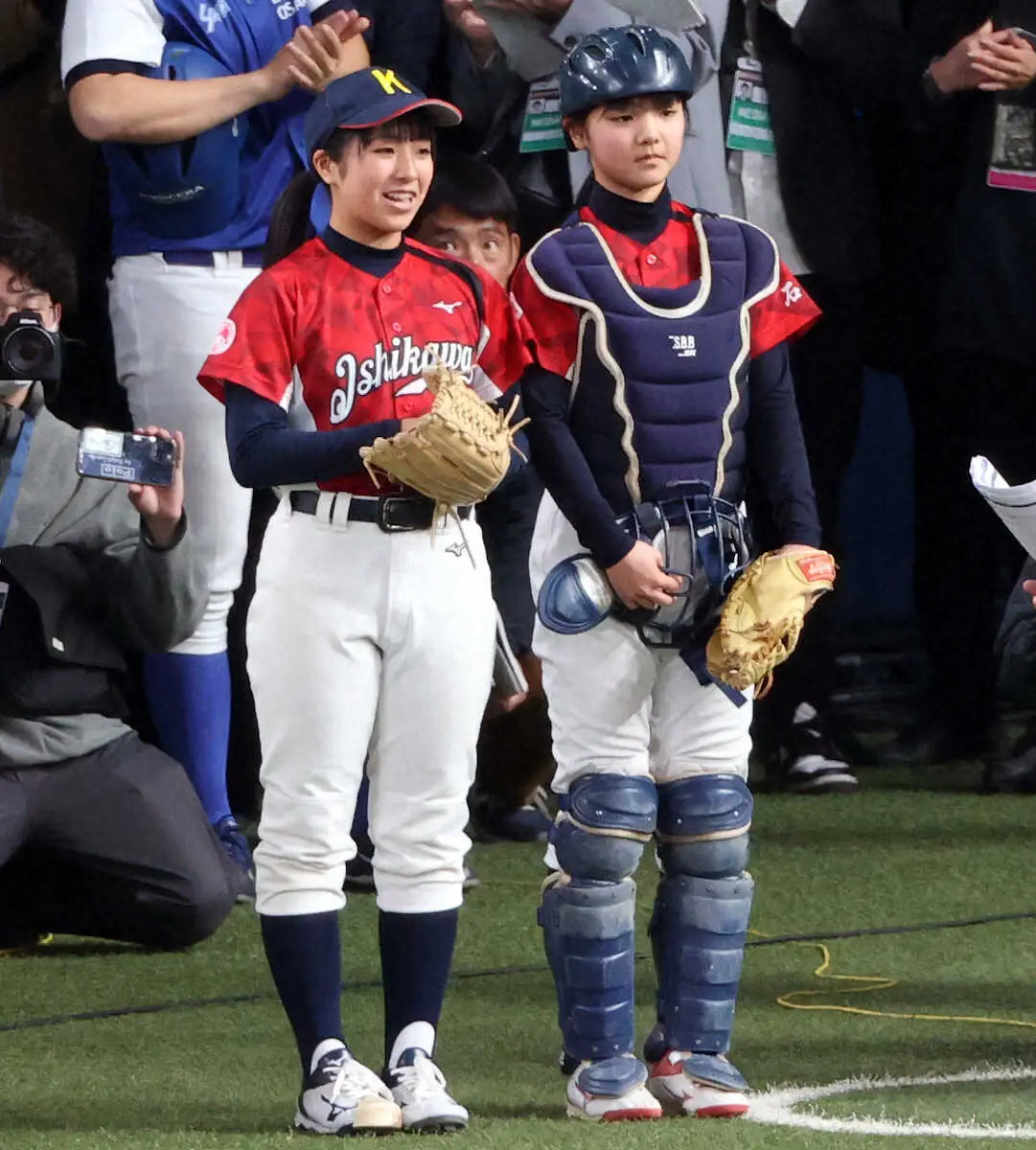 ＜日本代表・欧州代表＞始球式を務めた徳野由子さん（左）と扇瑠花さん（撮影・北條　貴史