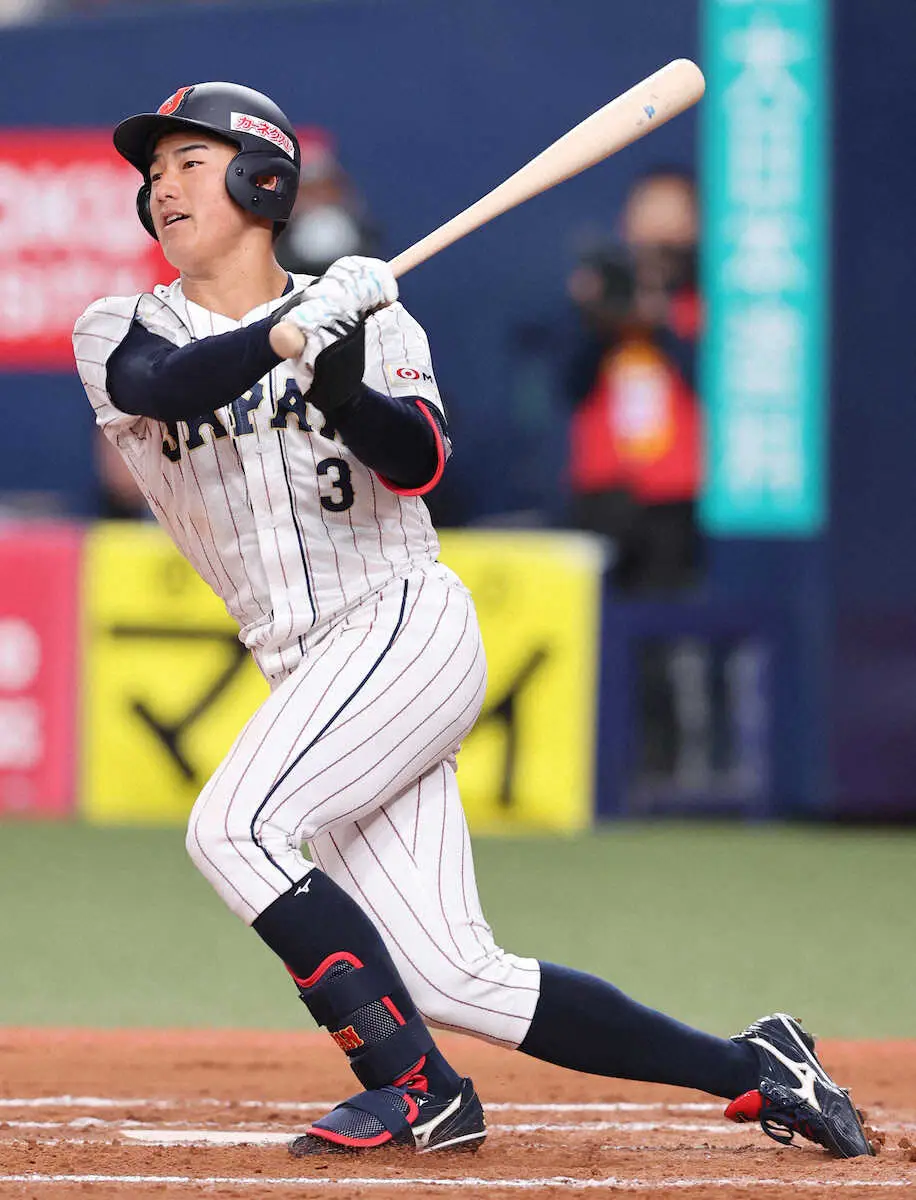 ＜日本代表・欧州代表＞6回、西川は適時二塁打を放つ（撮影・椎名　航）