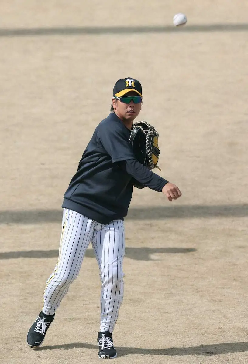 右肩の肉離れの阪神・梅野が鳴尾浜でキャッチボール再開　3日にはフリー打撃も行っていた