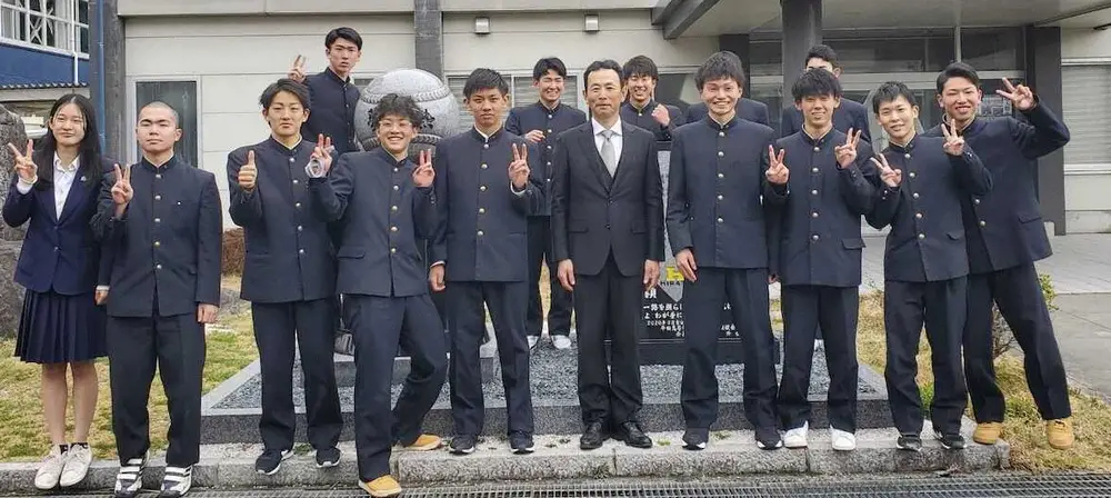 卒業式で植田監督（中央）らと記念撮影する平田ナイン