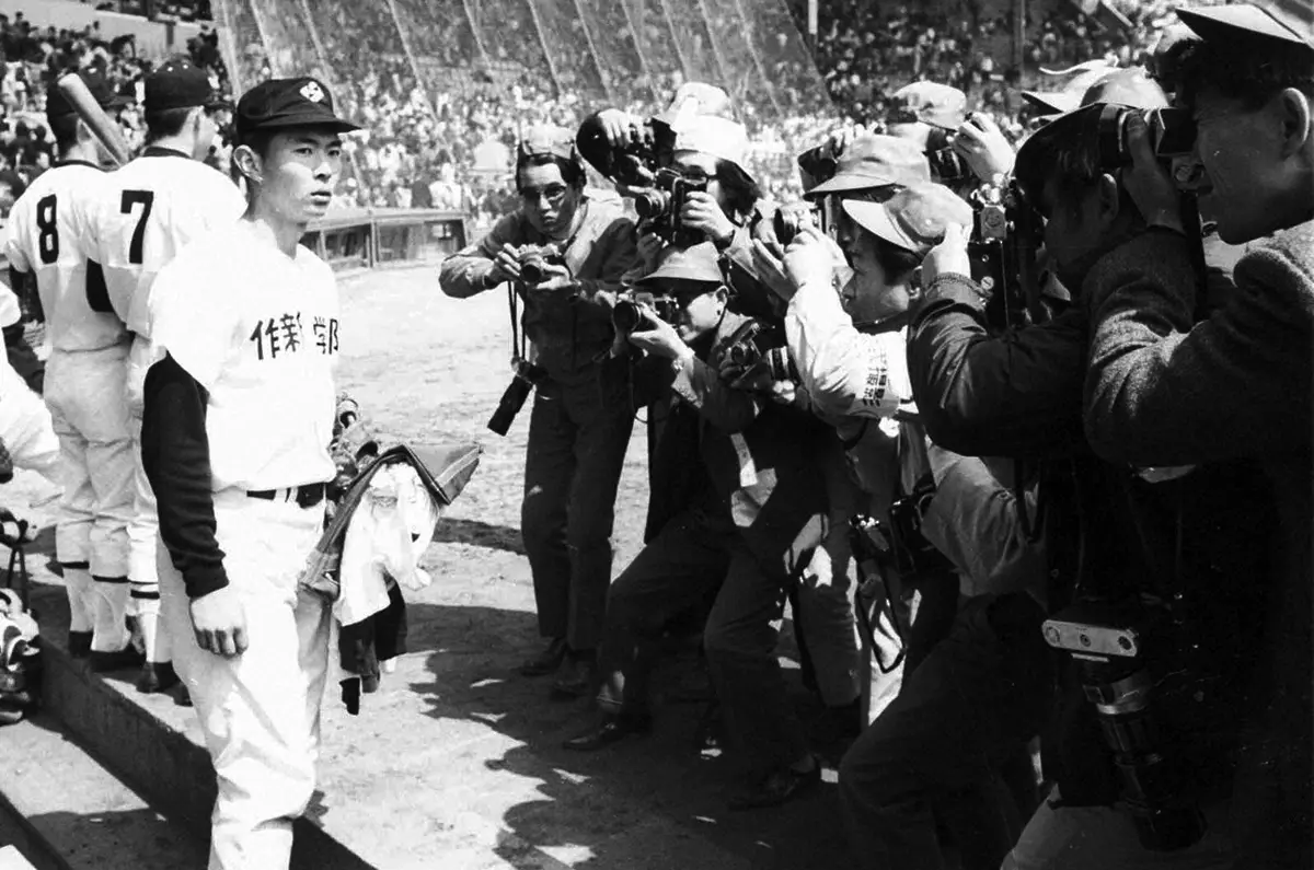 第45回大会準決勝の広島商戦でカメラの放列に囲まれる作新学院・江川卓