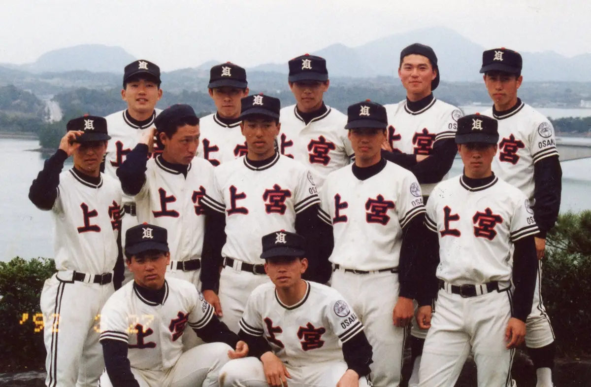 1992年、上宮時代の黒田（中段の中央）