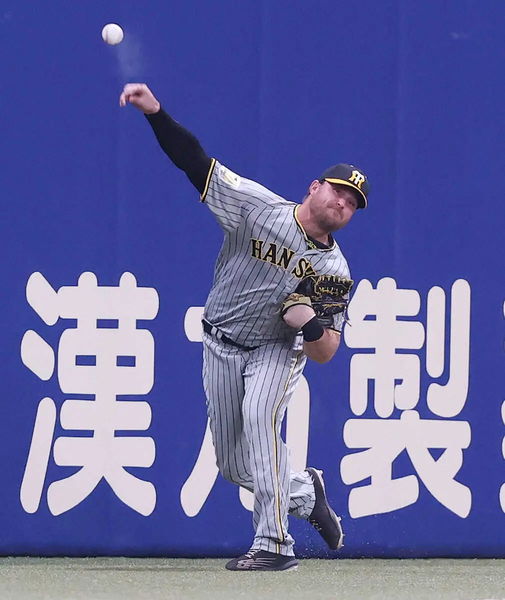 阪神　ノイジーの肩は今年も健在　素早い三塁送球で一塁走者を刺す