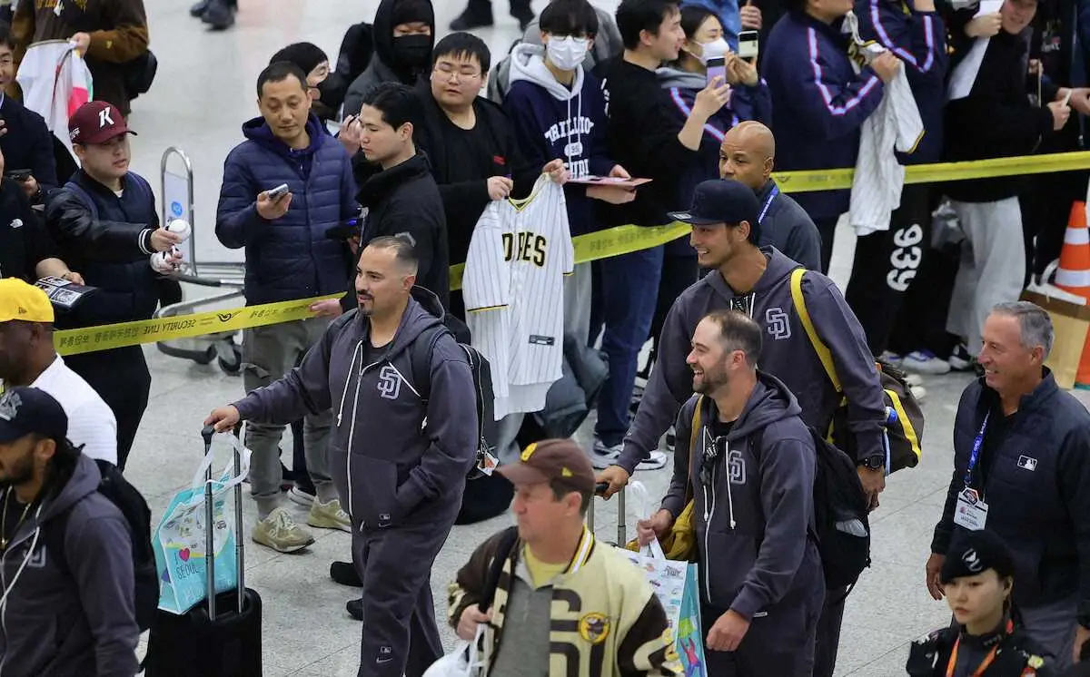 パドレス・ダル＆松井も韓国入り　空港でダルに大きな歓声も　高尺スカイドームで非公開練習