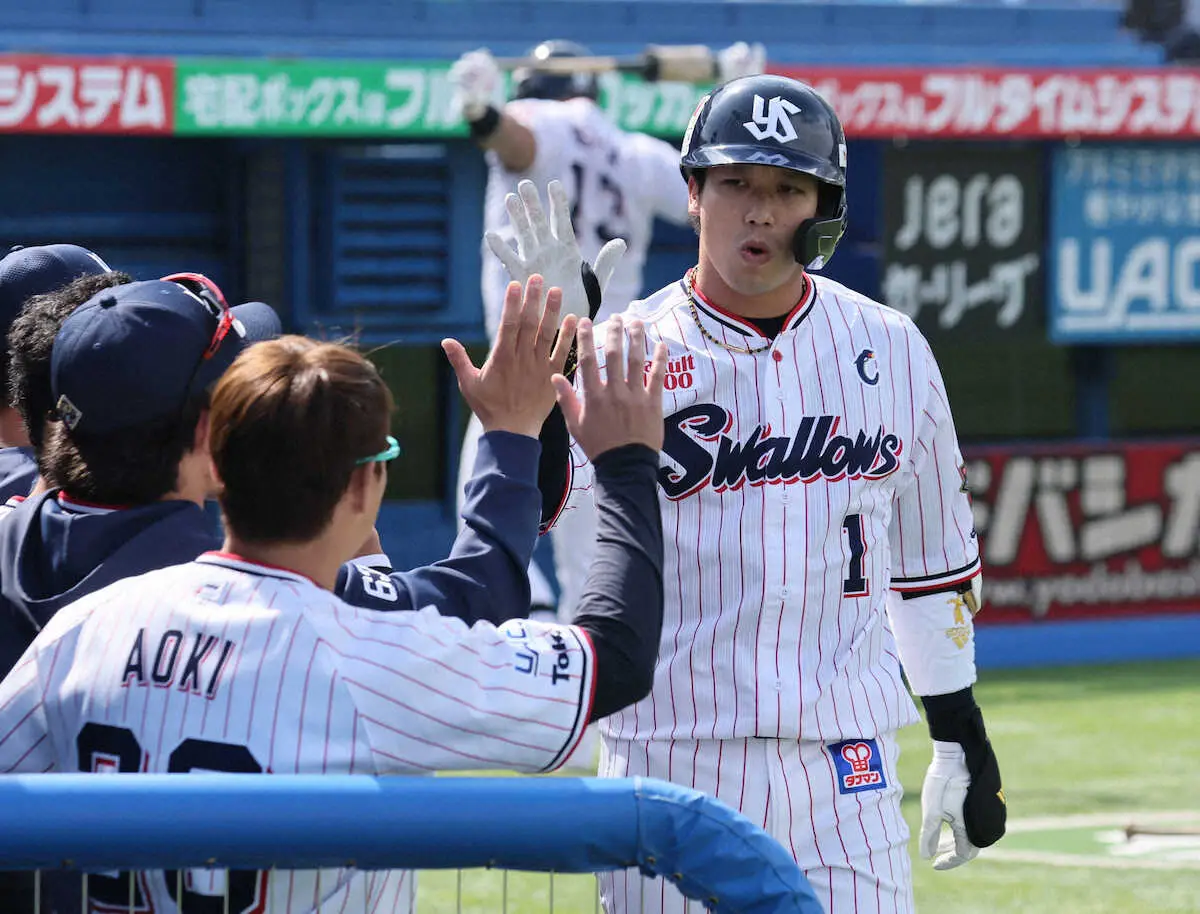 ＜ヤ・オ＞初回、先頭打者本塁打を放った山田はチームメートに出迎えられる（撮影・尾崎　有希）