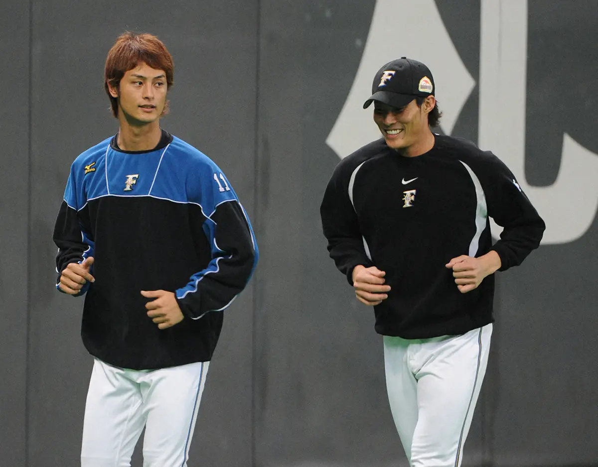 日本ハム時代の2009年10月、ランニングを行うダルビッシュ有投手（左）と糸井嘉男外野手