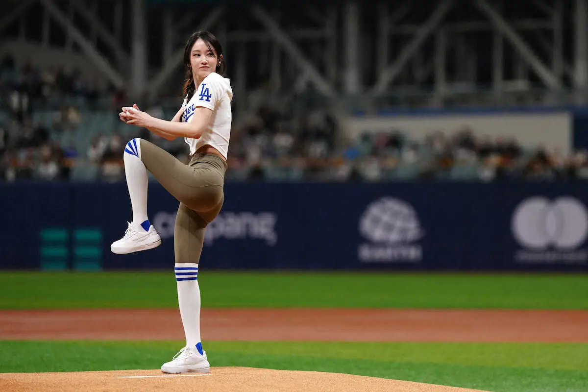 ドジャース－キウム戦で始球式を行った韓国の女優チョン・ジョンソ