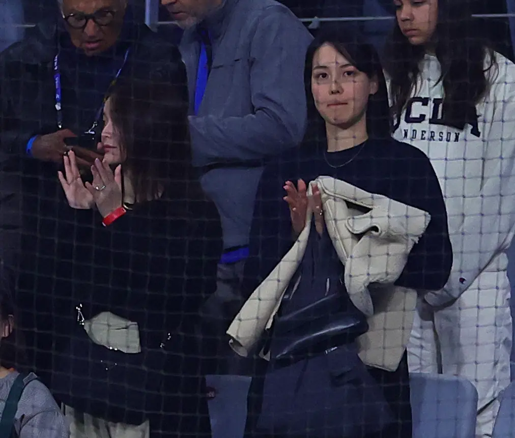 大谷翔平の妻・真美子さんが球場入り　韓国代表戦を現地観戦　水原通訳の妻らとTV中継カメラに映る