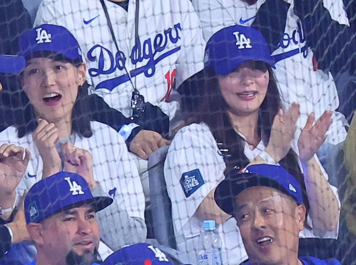 MLB公式が異例の動画公開、大谷妻・真美子さん「初ヒットの瞬間」　ファン「カワイイ！」「癒された」