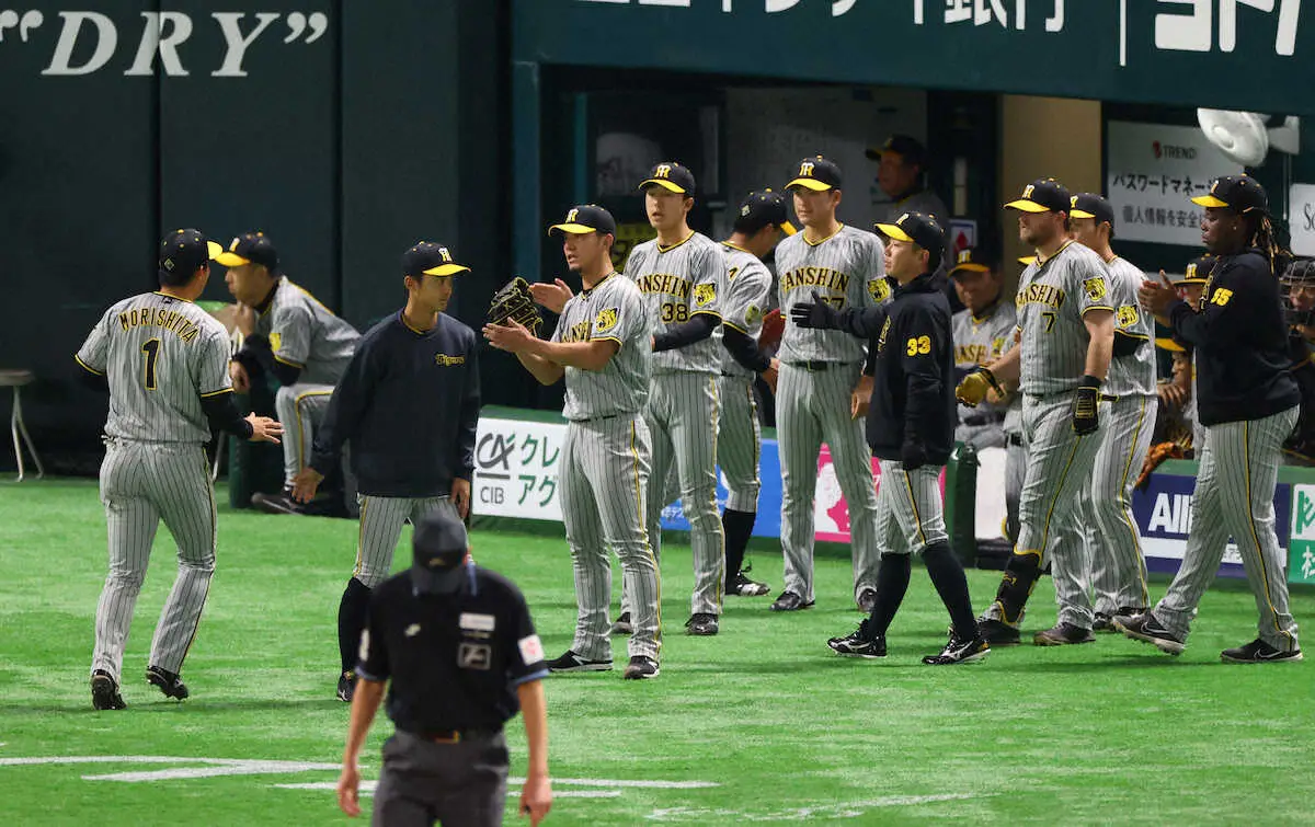 阪神・森下　フェンス激突捕球で満塁のピンチ救う　4回にチーム初安打を放つなどバットも好調