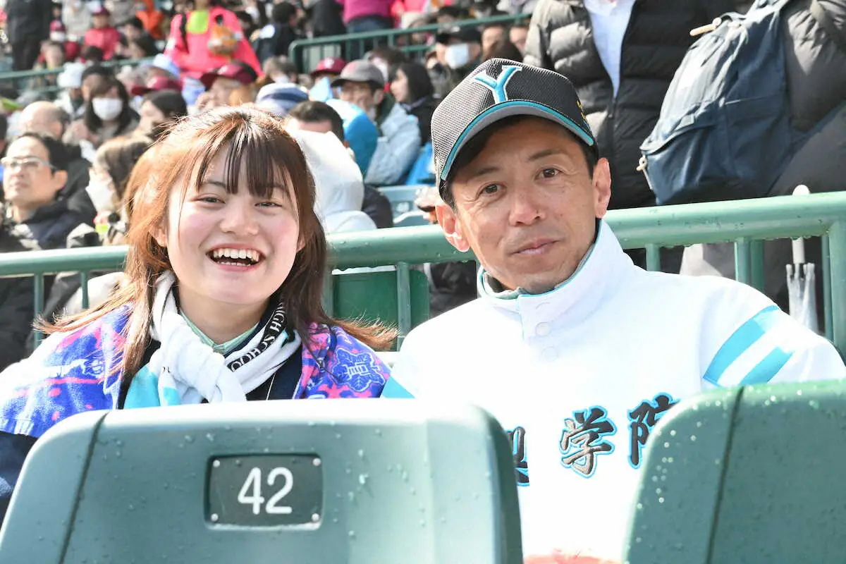 中沢日瑚（にこ）さん（左）、父で同校野球部OBのシンガー・ソングライター伸太郎氏