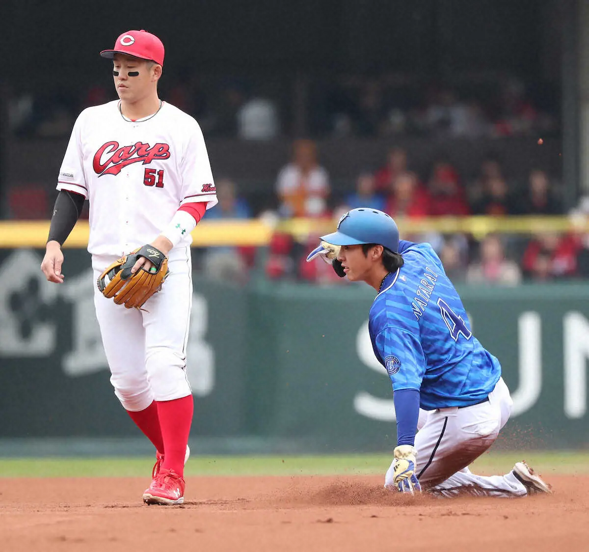 二塁盗塁を決めるＤｅＮＡ・度会、左は広島・小園