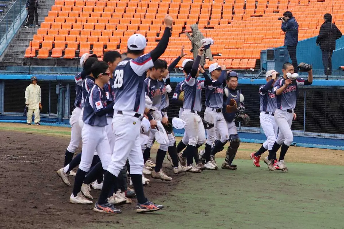 ＜鳥取サンフレンジャーズ・常盤中＞試合終了後、スタンドに笑顔で手を振る鳥取サンフレンジャーズの選手たち