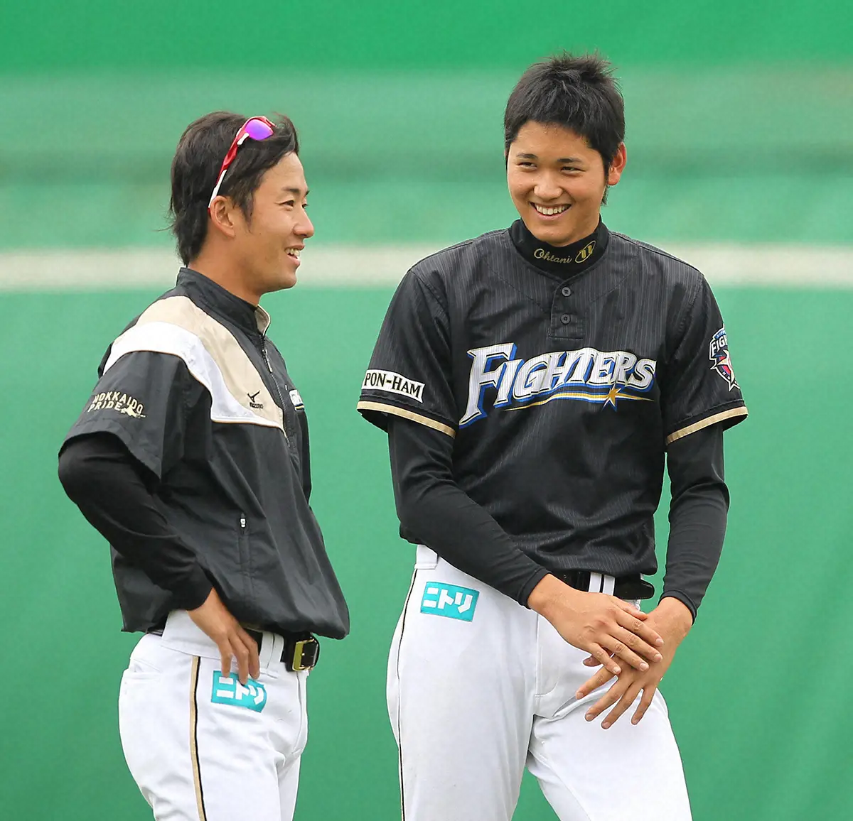 2013年2月、練習中に談笑する日本ハムの斎藤佑樹投手（左）と大谷翔平投手