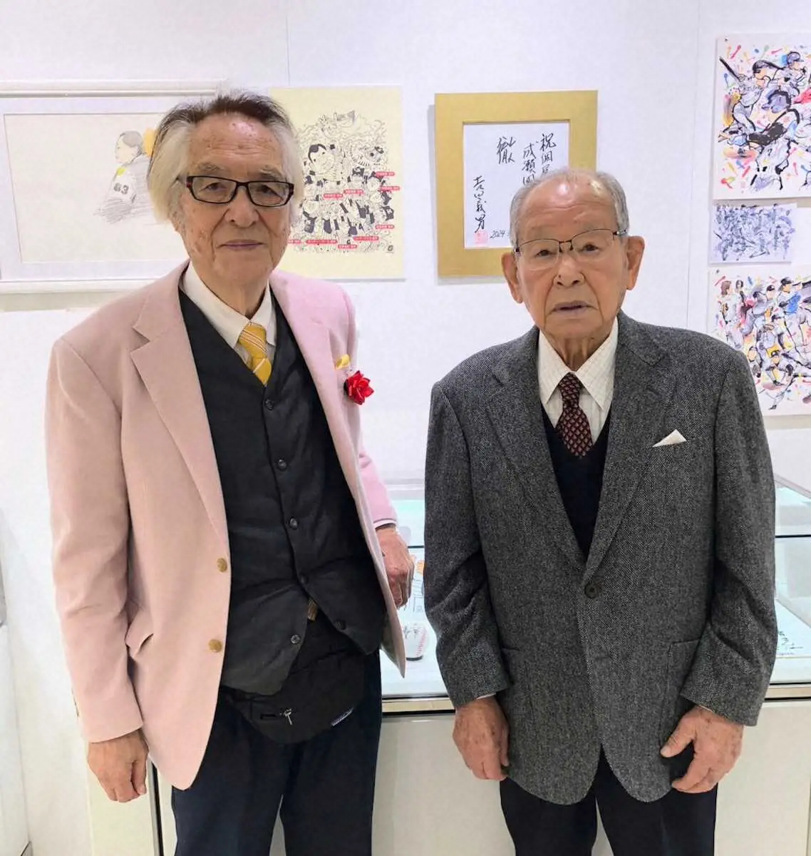 成瀬國晴氏（左）の個展を訪れた阪神元監督の吉田義男氏
