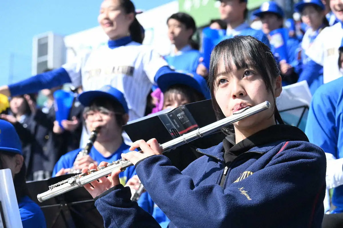 吹奏楽部と一緒にフルートを演奏する中村彩夏マネジャー