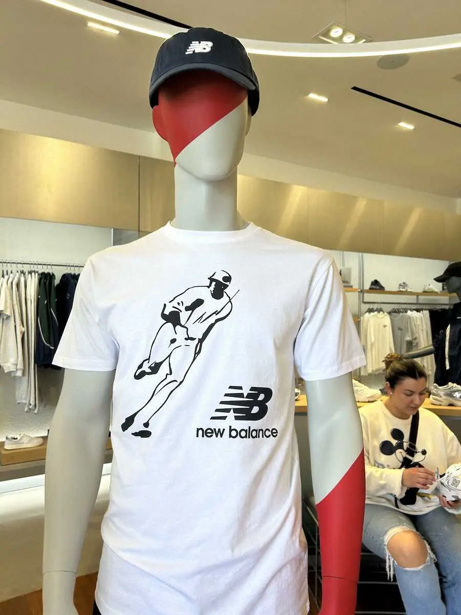 LA郊外「ニューバランス」で大谷モデルのグラブ＆新ロゴTシャツ限定発売