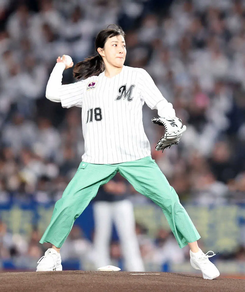 菅野美穂　ダイナミックフォームでの始球式に球場大歓声「おおー！」　ロッテ本拠で2年ぶり“登板”