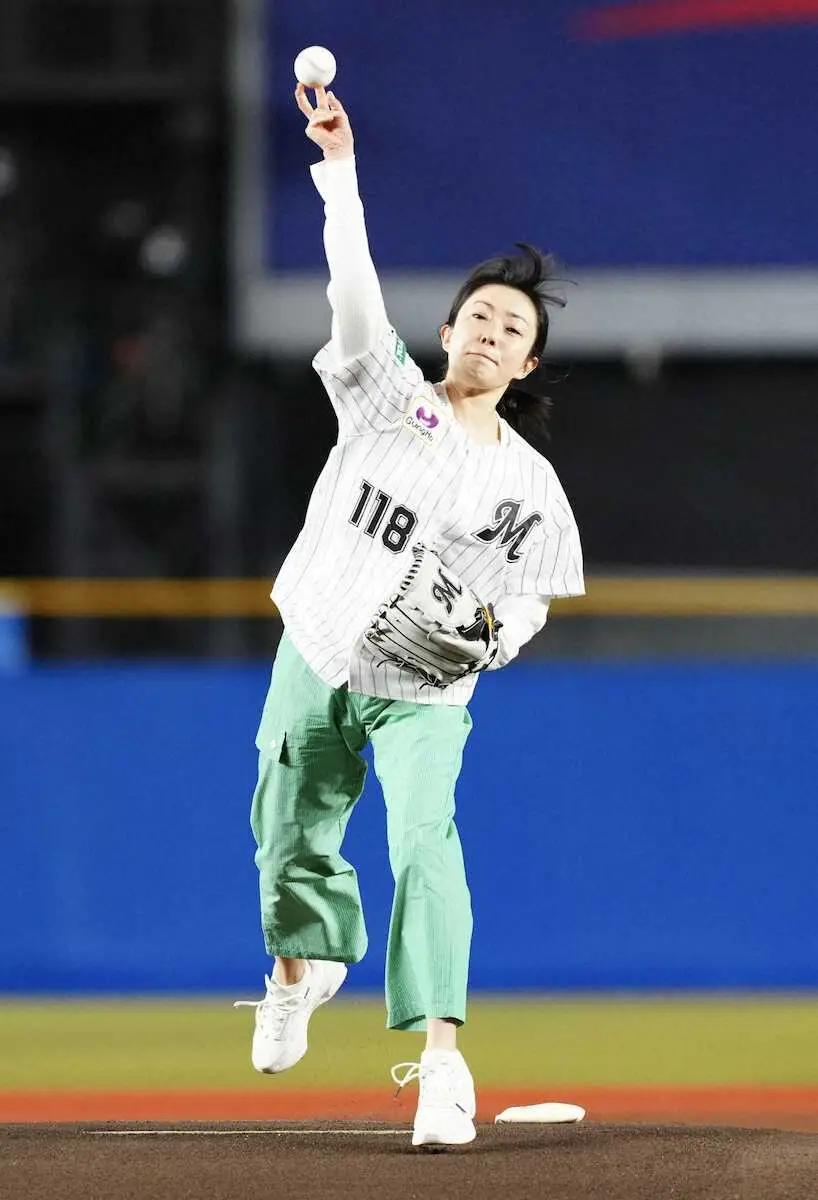 菅野美穂　ダイナミックなフォームでの始球式に大きな拍手「光栄でした」