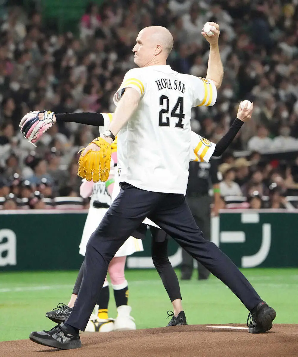 ＜ソ・ロ＞始球式するバスケ男子日本代表ヘッドコーチのトム・ホーバス（撮影・岡田　丈靖）